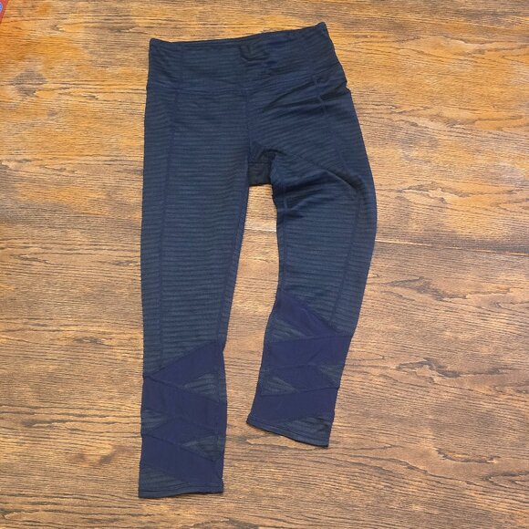 3 for $35    Athleta size small Black & Navy Jacquard Mantra Capri Leggings NWOT - Picture 1 of 9